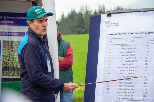 En la estación experimental Santa Catalina del INIAP (Ecuador) se capacitan a agricultores de la sierra norte, sobre manejo agronómico del trigo