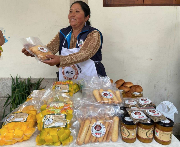 Con feria de emprendimientos y entrega de títulos de propiedad de tierras, MAG - Ecuador, conmemora a la mujer