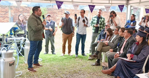 781 productores de Azuay se benefician con kits agropecuarios, títulos de tierras