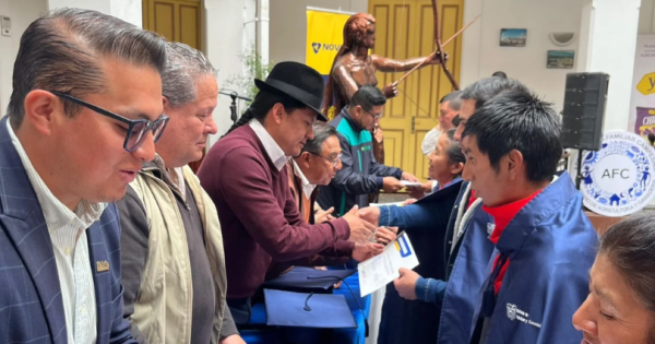 Productores de Tungurahua se gradúan en Agricultura Familiar Campesina y reciben certificación agroecológica