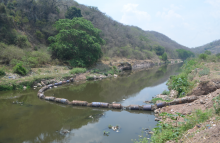 Barreras flotantes contra la contaminación por plásticos en ríos